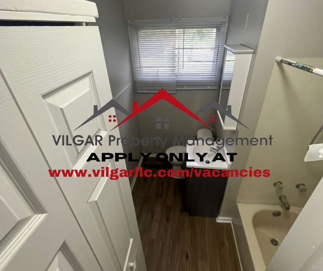 Building Photo - Updated 3 large bedrooms, 1 bath, slab hom...