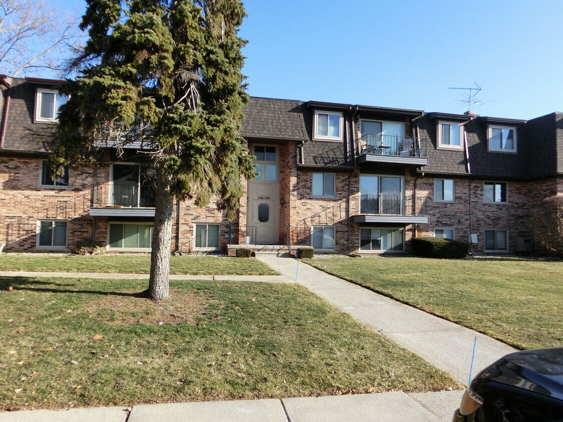 430 Riviera Dr Unit 430, St Clair Shrs, MI 48080 Condo for Rent in St