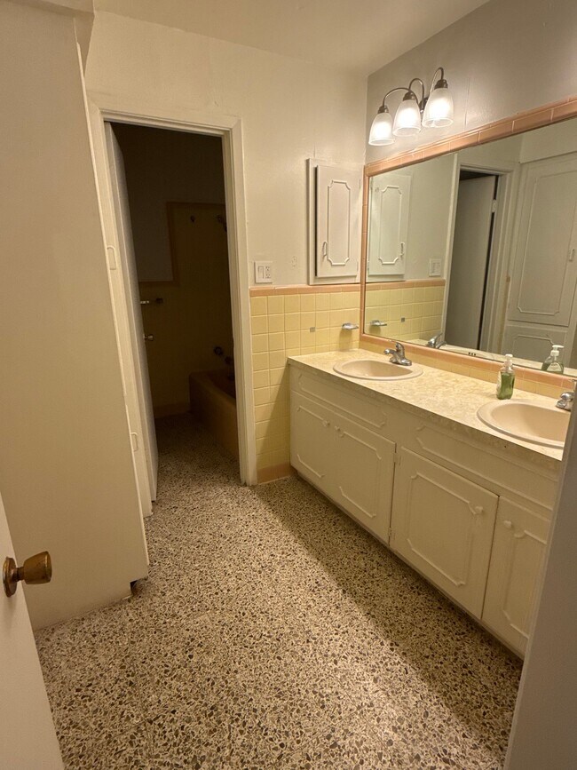 Foto del edificio - 2145 Treemont Ln