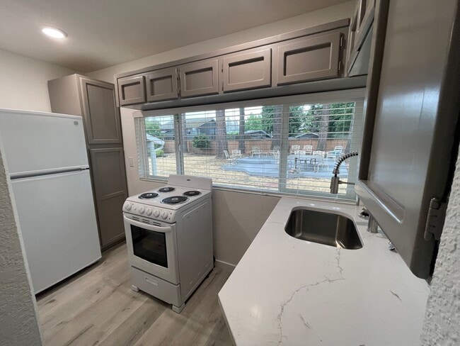 Building Photo - Completely updated 1 Bedroom ADU