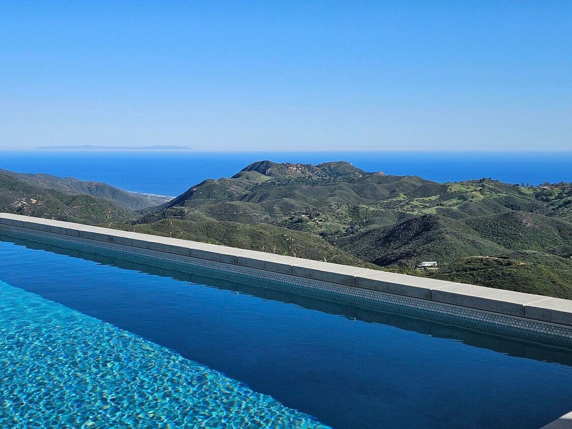 Foto del edificio - Ultra-Private 5Bed 6Bath Malibu Estate wit...