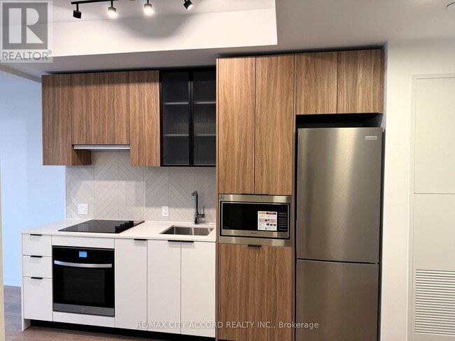 Photo du bâtiment - 1037 The Queensway