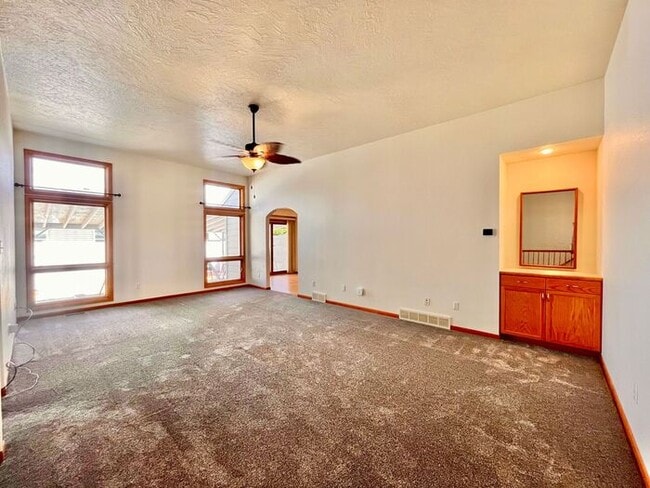 Building Photo - Spacious 3bed/ 3 bath Townhome with Privat...
