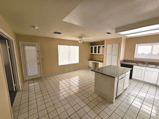 Foto del edificio - North West- 2 Story