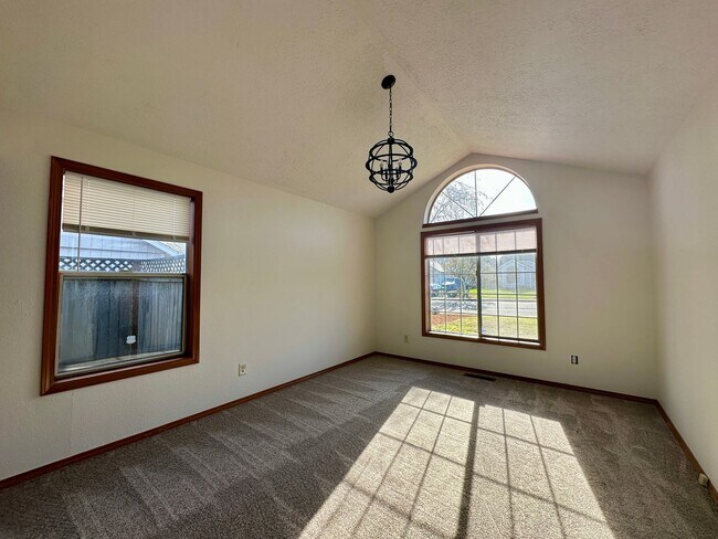 Foto del edificio - Well-Maintained Three Bedroom Home in West Salem