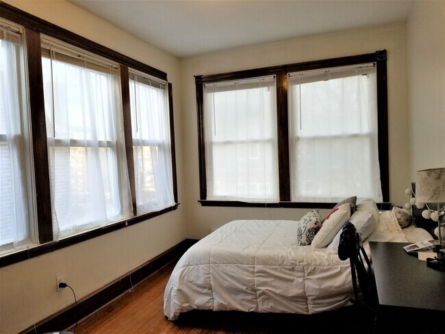 Foto del edificio - Spacious 3 Bed / 2 Bath in Prime Brookline — Heat & Hot Water Included | Cats OK | Broker Fee Pai...