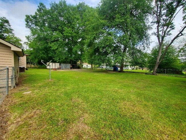 Building Photo - 1014 W 9th St