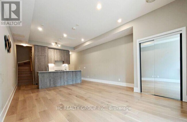 Photo du bâtiment - 270 Davenport Rd
