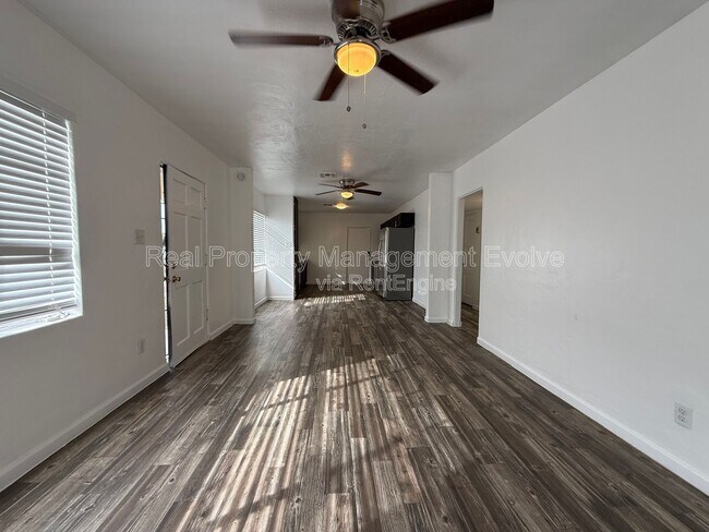 Foto del edificio - 3422 E Taylor St