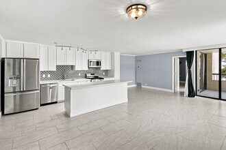 Building Photo - 2215 Aloha Dr