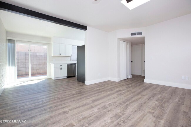 Building Photo - 4073 E Lee St