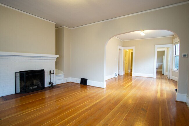 Foto del edificio - Gorgeous + Spacious 2-Bedroom Flat with Hardwoods, Dishwasher, Fireplace + Etc.!