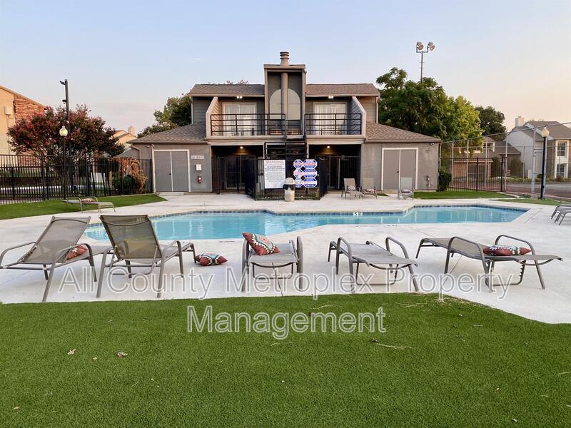 Foto principal - 12480 Abrams Rd