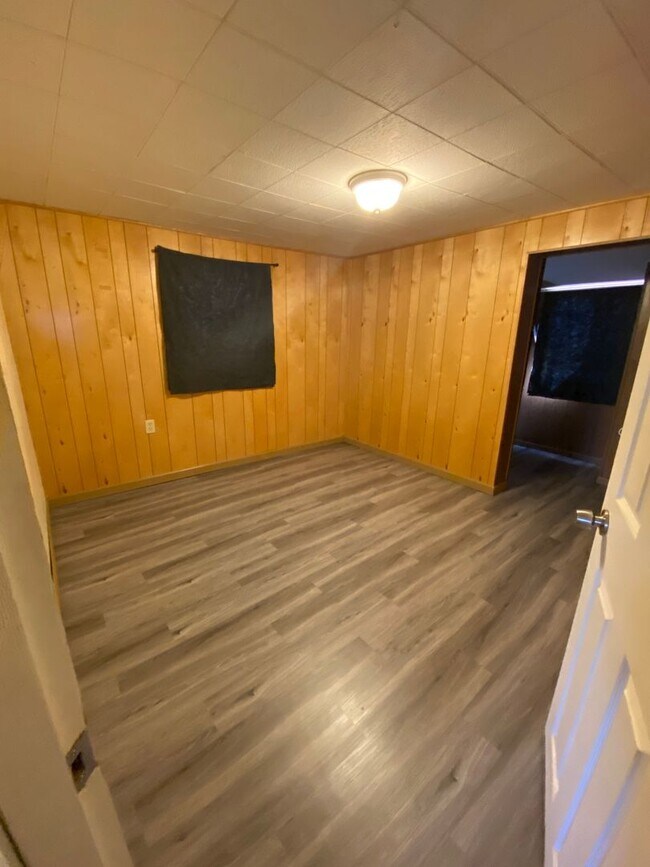 Building Photo - 3 bedroom 2 bathroom house - Water/Sewer/G...