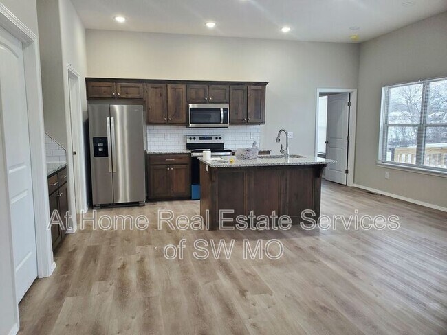 Foto del edificio - 624 Southgate Dr