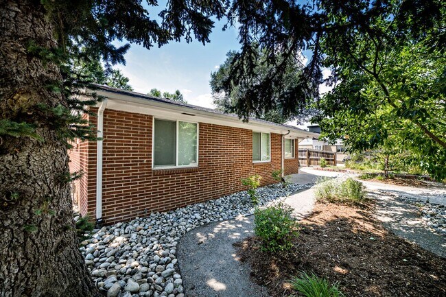 Building Photo - Beautifully Updated 3 Bedroom 2 Bathroom C...