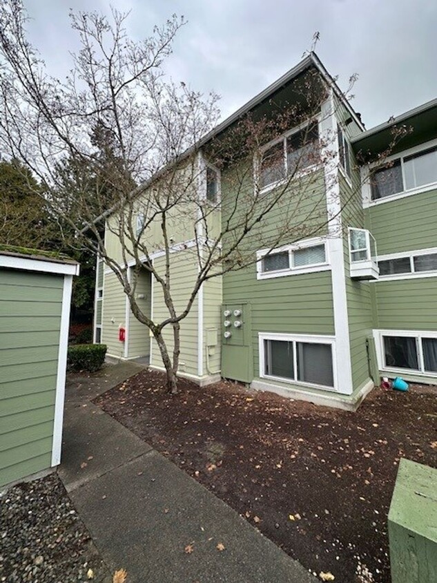 Foto principal - BEAUTIFULLY RENOVATED TOP FLOOR TOWNHOME C...