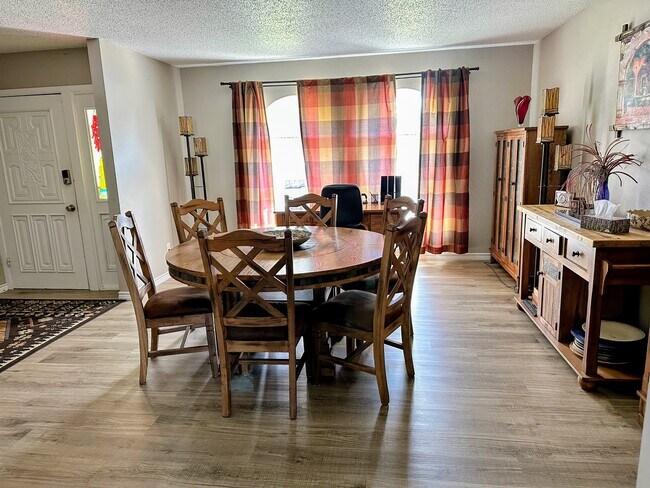 Building Photo - 1424 N Country Club Cir