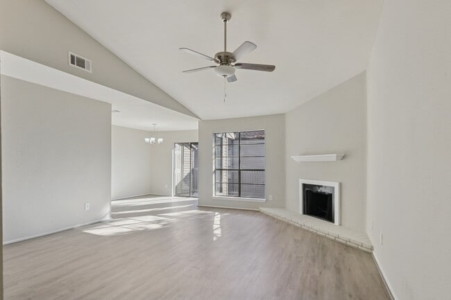 Foto del edificio - 9707 Richmond Ave.