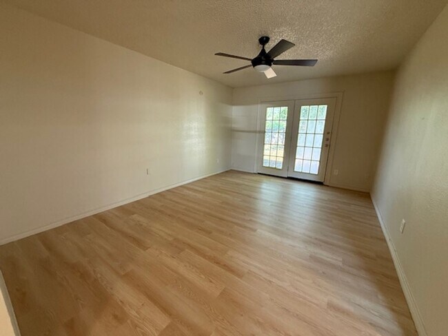 Building Photo - 1554 Mimosa Dr