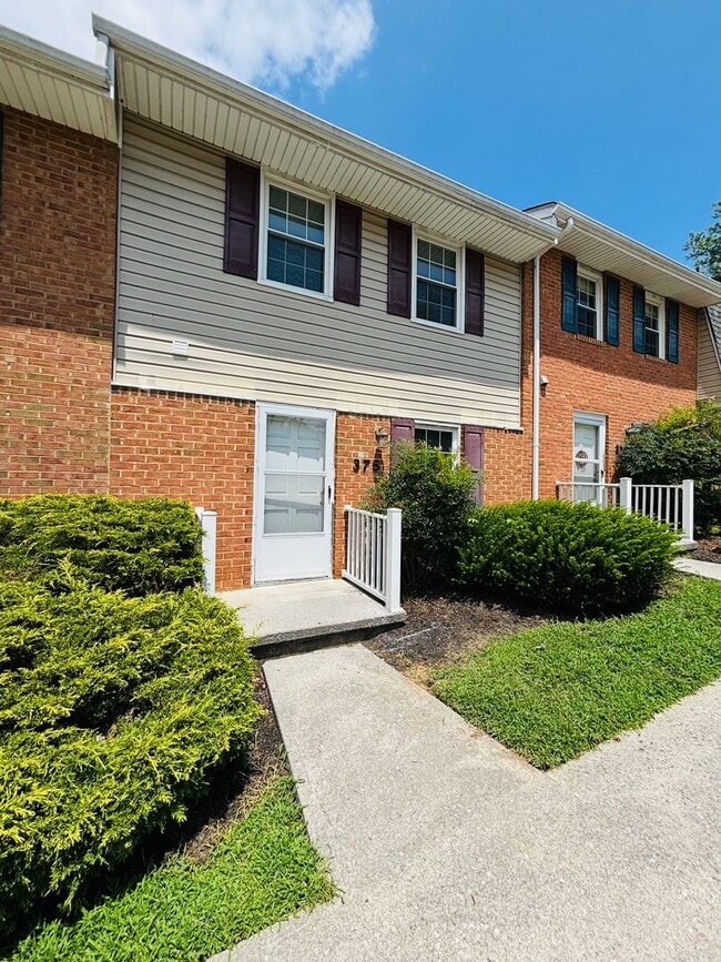 Building Photo - 2 Bedroom, 1.5 Bath Townhouse
