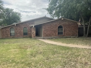 Building Photo - 6550 W Montebello Ave
