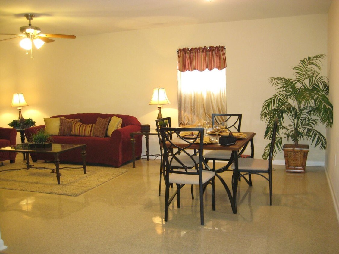 Sala de estar espaciosa - 206 N Gilmor St
