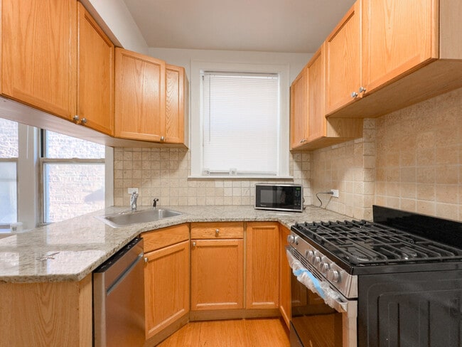 Building Photo - 522 W Surf St