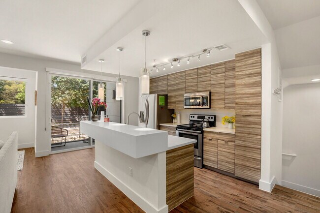 Building Photo - 604 N Bluff Dr