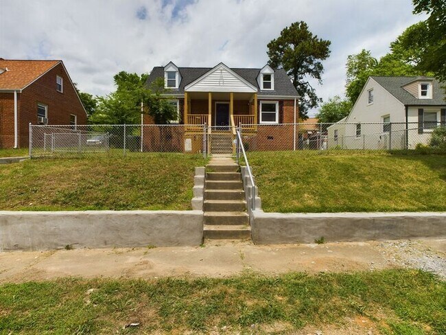 Building Photo - 1002 Jamestown Ave