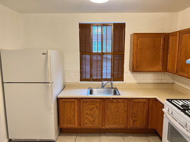 Building Photo - Spacious 3 Bedroom End Unit- Baltimore, MD