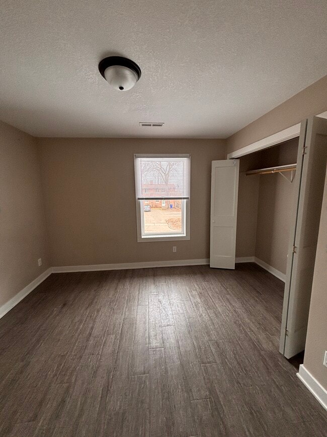 Dormitorio - 84 Curtice St E