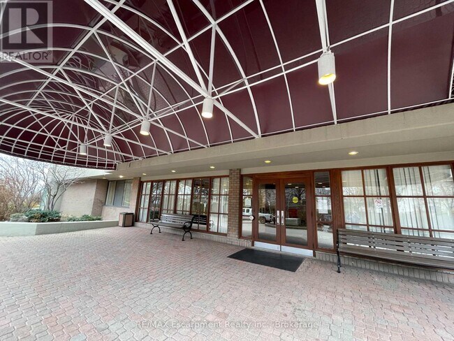 Photo du bâtiment - 880-880 Dundas St W