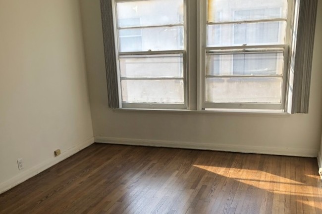 Foto del edificio - 4141 S Bronson Ave