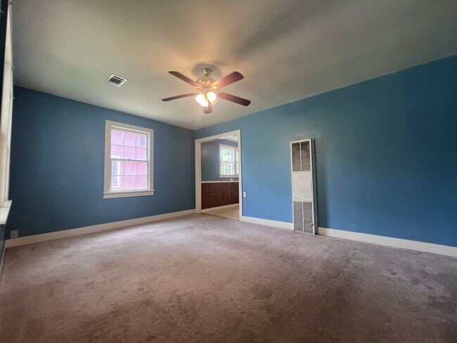 Building Photo - 1305 W Vine Ave