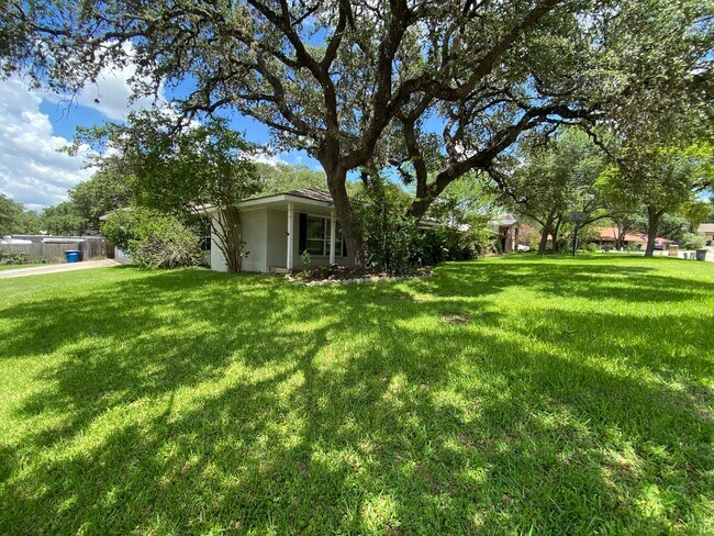 Building Photo - July Move-In Special - Fabulous 4/2 single...