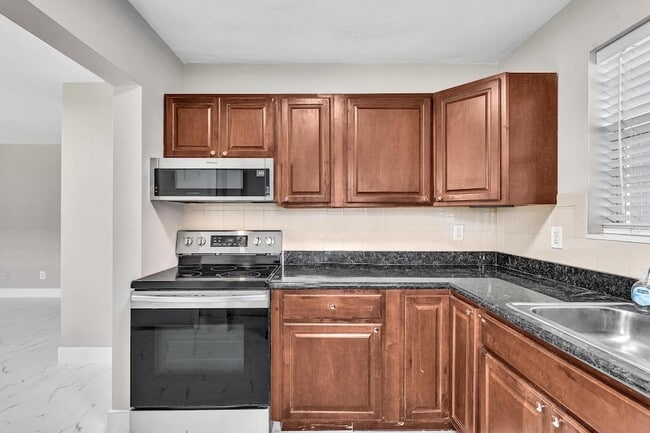 Photo - 626 SW 14th Avenue Unit 102 Apartment