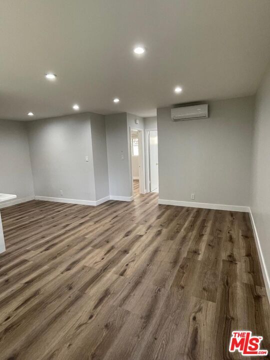 Building Photo - 629 N W Knoll Dr