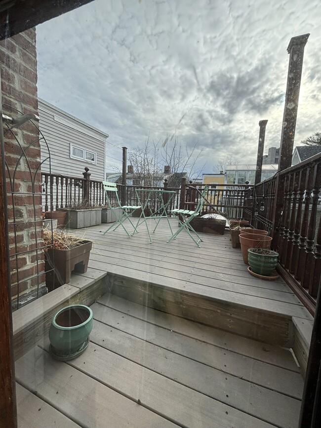 Private deck for bedroom - 610-2 Franklin St