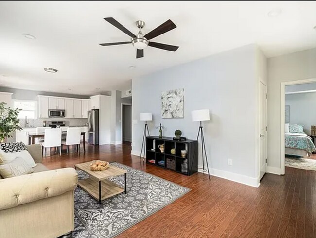 Foto del edificio - Spacious 5BR/3.5 BA Renovated Home Near Beltline with Off-Street Parking