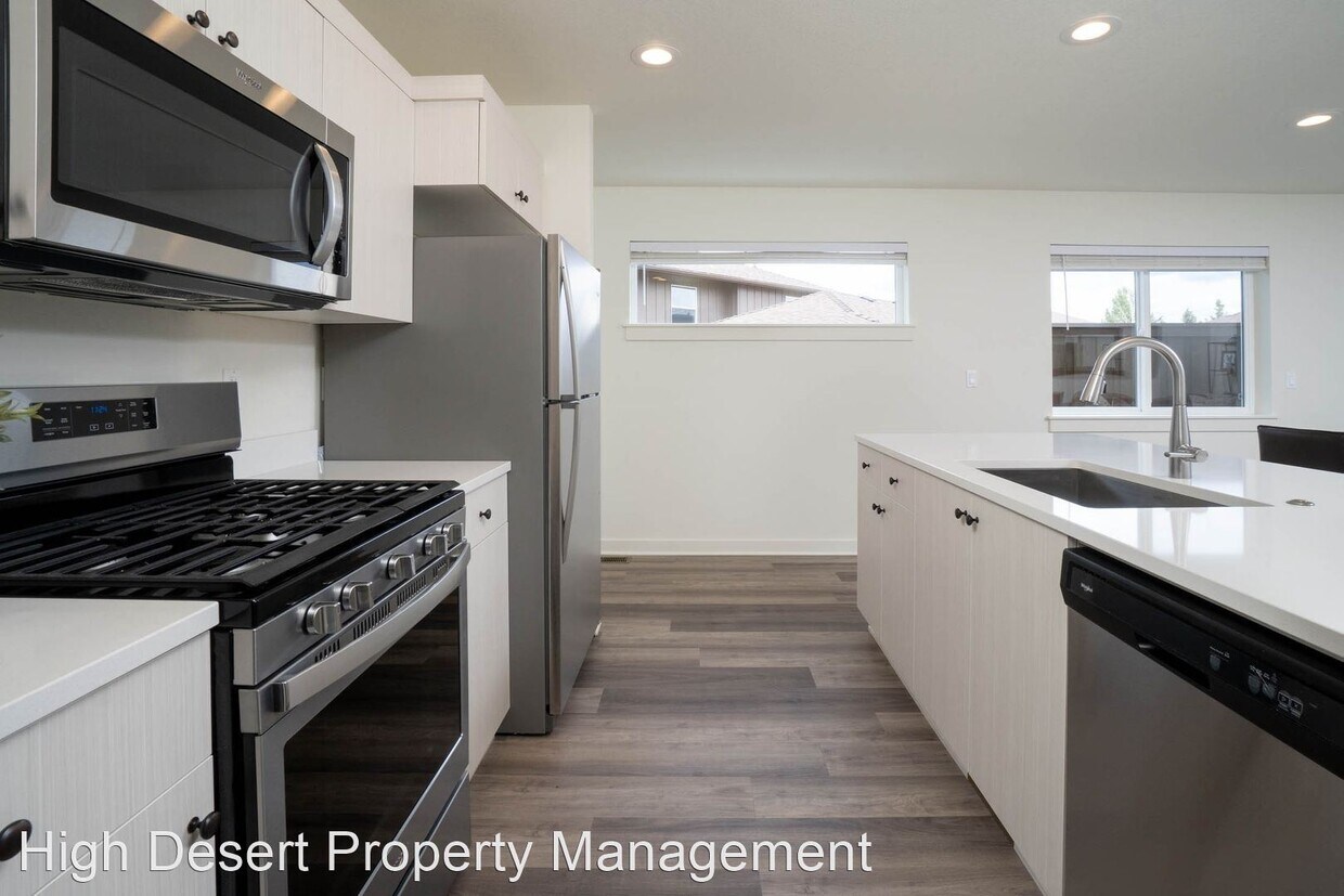 Foto principal - 2310 NE Holliday Ave