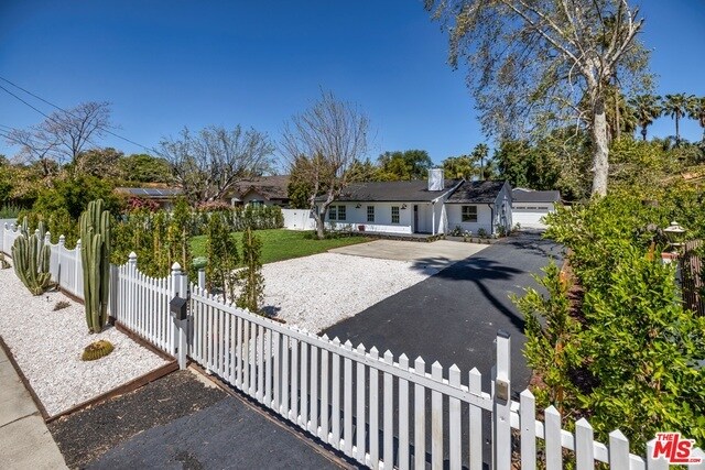 Foto principal - 23501 Burbank Blvd