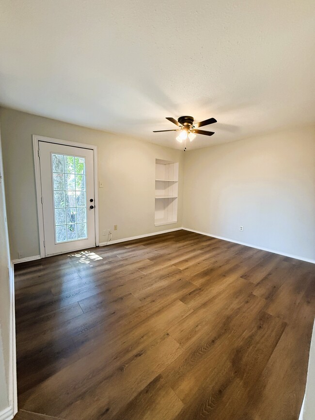 Building Photo - 1025 NW Summercrest Blvd