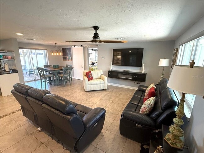 Building Photo - 6841 Roxbury Dr