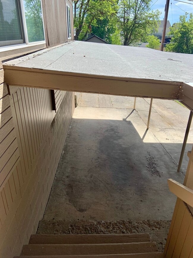 Building Photo - 2 bdrm, 1 bath duplex with yard and carpor...