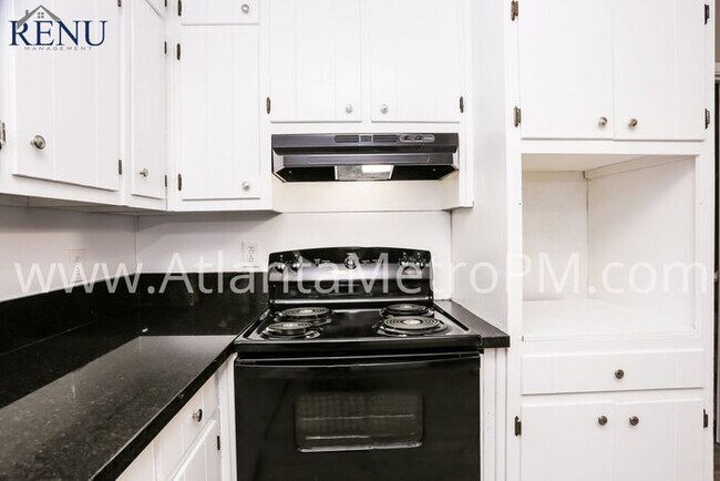 Building Photo - Now Available 5 bedrooms 2.5 baths