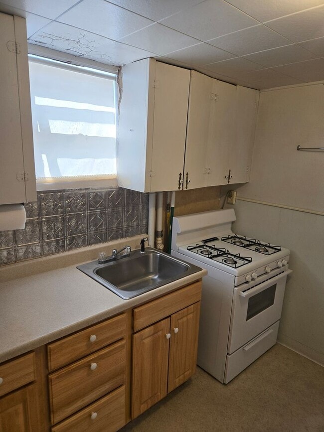 Building Photo - 2 bed, 1 bath