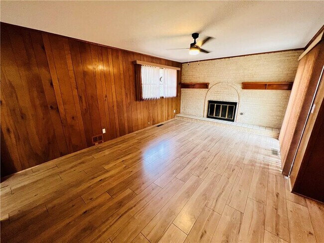 Building Photo - 1307 W Birch Dr