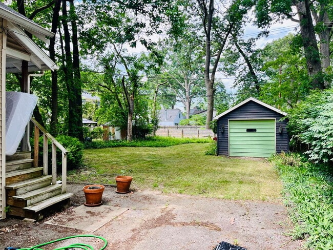 Foto del edificio - Charming 2-Bedroom Gem in Royal Oak – Walking Distance to Downtown!