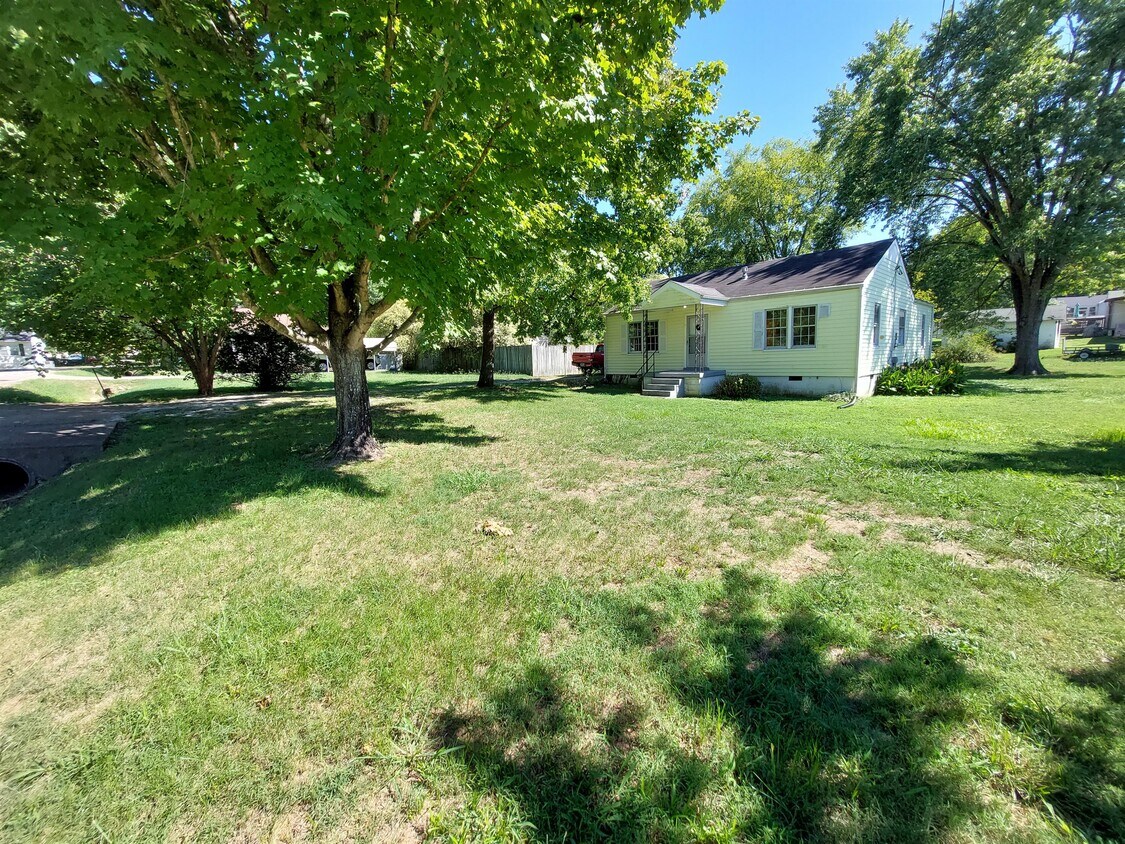 Primary Photo - 701 Brown St